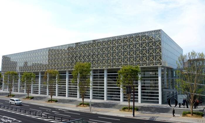 Architektur von Shigeru Ban Award-winning architect-designed museum opens in Japan Photo taken April 23, 2015 shows the newly opened Oita Prefectural Art Museum in the southwestern Japanese city of Oita. The museum was designed by architect Shigeru Ban, the 2014 laureate of the Pritzker Architecture Prize. 