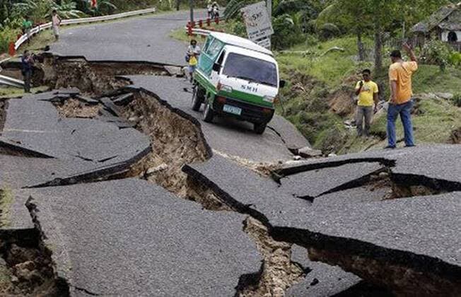 (150425) -- KATHMANDU, April 25, 2015 -- People walk on a damaged road in Kathmandu, capital of Nepal, on April 25, 2015. More than 100 people have been killed in a powerful earthquake which hit large parts of Nepal on Saturday, including dozens in capital Kathmandu, sources here said. ) NEPAL-KATHMANDU-EARTHQUAKE-AFTERMATH Stringer 