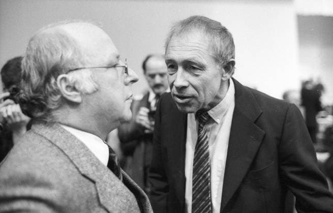 Heiner Geißler (re.) mit Norbert Blüm 03 85 stroe Heiner Geißler (re.) und Norbert Blüm beim CDU-Bundesparteitag in Essen im März 1985 Deutschland deutsch Deutscher Mann Politik CDU Männer deutsche german politician quer Portrait halb stehend sprechend sw