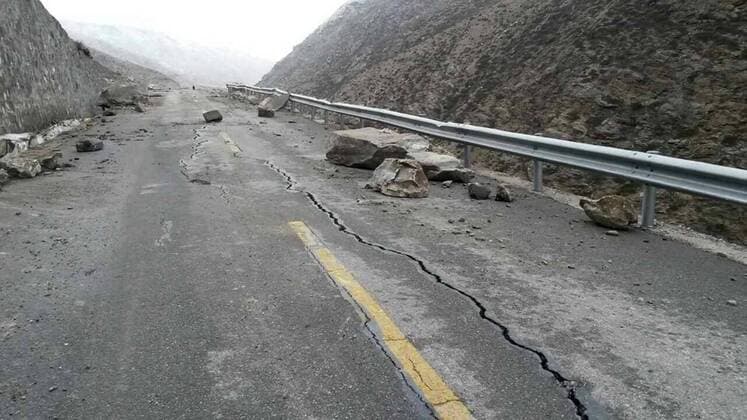 Photo taken on April 26, 2015 with a cellphone shows a crack on the No. 318 national road, about two kilometers away from Nyalam County in Xigaze Prefecture, southwest China s Tibet Autonomous Region. A 5.3-magnitude quake shook Nyalam County at 1:42 a.m. Sunday (1742GMT on Saturday) following strong earthquakes in neighboring Nepal, the China Earthquake Networks Center said. Zhang Quna) (lfj) CHINA-XIGAZE-NYALAM-EARTHQUAK (CN) ZhangxQuan 