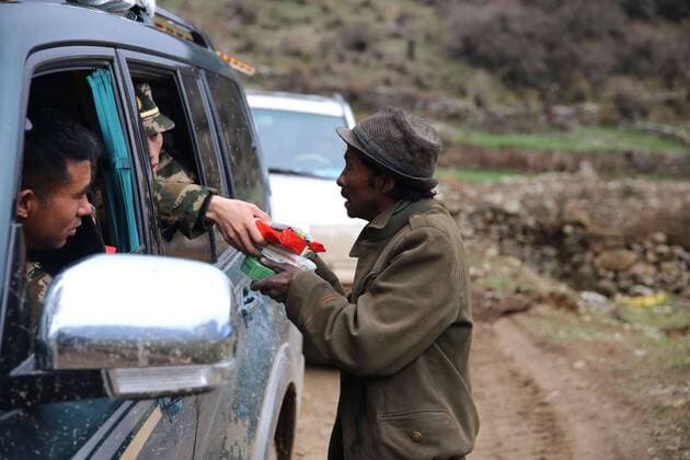 (150426) -- XIGAZE, April 26, 2015 () -- Rescuers distribute food to villagers in Gyirong County in Xigaze, southwest China s Tibet Autonomous Region, April 26, 2015. The death toll in Tibet has climbed to 17 and the number of the injured stood at 53, after an 8.1-magnitude earthquake struck neighboring Nepal on Saturday, local authorities said Sunday. () (yxb) CHINA-TIBET-NEPAL EARTHQUAKE (CN) Xinhua 