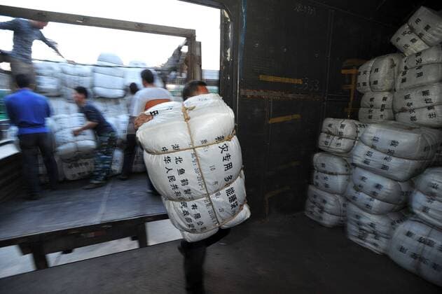 (150426) -- WUHAN, April 26, 2015 -- People transport relief materials to a train in Wuhan, capital of central China s Hubei Province, April 26, 2015. Death toll in southwest China s Tibet Autonomous Region from the earthquake that struck neighboring Nepal on Saturday has climbed to 18. A total of 55 people there were injured, according to the regional disaster relief headquarters. ) (yxb) CHINA-HUBEI-NEPAL EARTHQUAKE (CN) ShixWei 