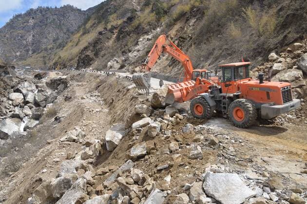 Armed traffic police clear disrupted roadways linking Nyalam County to Zham Town in Xigaze City, southwest China s Tibet Autonomous Region, April 27, 2015. A 8.1-magnitude quake shook Nepal at 2:11 p.m. (Beijing Time) on Saturday, killing at least 3,218 people. The quake also strongly affected Gyirong, and the neighboring county of Nyalam in Xigaze City, adjacent to Nepal. )(wjq) CHINA-TIBET-XIGAZE-NEPAL EARTHQUAKE (CN) ZhangxQuan 