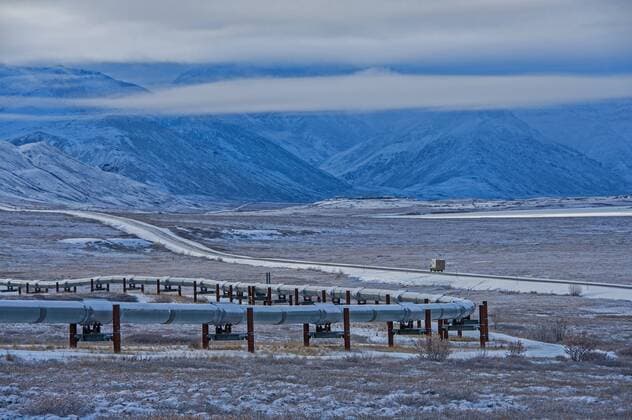 IMAGO Nature: Unsere Erde, Ressourcen, Erdöl Dalton Highway, links Trans-Alaska-Pipeline, hinten Brooks Range, Alaska, USA, Nordamerika Copyright: imageBROKER/GerhardxKraus ibxgek04115604.jpg