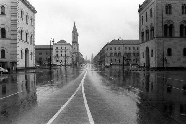 Leere Straße am ersten autofreien Sonntag in München, Deutschland