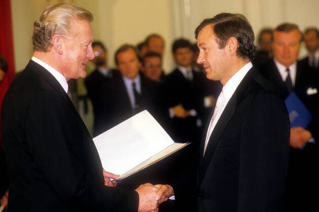 Ministerpräsident Max Streibl (li., CSU) ernennt die Minister seines Kabinetts in München, Deutschland: Hier mit Günter Beckstein