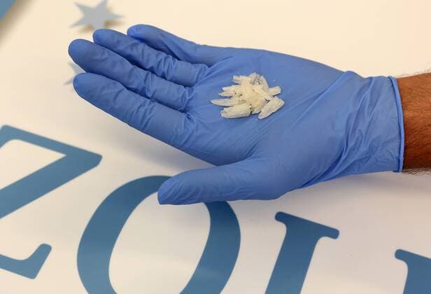 Selb, 30. April 2015 Der Schmuggel mit der Teufelsdroge Crystal Meth steuert auf neue Dimensionen zu. 2013 stellte der Bayerische Zoll alein an der deutsch-tschechischen Grenze 4,6 kg der Zombie-Droge sicher (Am Münchner Flughafen in einem Koffer 19kg) - steigende Tendenz. Am Grenzübergang Asch Selb finden regelmäßig Kontrollen durch den Zoll statt. Eine Soko Crystal wurde gebildet - rund um die Uhr wird die Grenze überwacht - ein Vietnamesenmarkt auf der tschechischen Seite steht als Quelle im Verdacht. Auf Crystal Meth abgerichtete Hunde (wie hier Dingo ) finden auch die kleinste Spur, ein Wischtest bei Verdächtigen schafft sofort Klarheit. Die Schmuggler finden immer neue Wege - beim Zoll in Selb gibt es ein kleines Museum über raffinierte Verstecke.