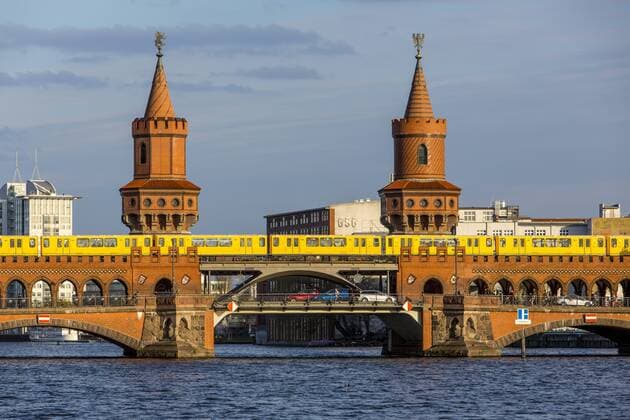 Oberbaumbrücke, über die Spree, U-Bahn Linie 1, Berlin, Deutschland,