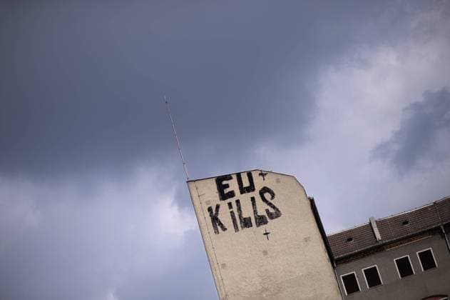 Graffiti EU kills, DEU, Deutschland, Germany, Berlin, 01.05.2015 Graffiti EU kills an einer Hauswand in Berlin. Protest gegen das Massensterben im Mittelmeer und fuer die Rettung von Fluechtlinge. Der Protest richtet sich gegen die aktuelle Fluechtlingspolitik der Bundesregierung und fuer sichere und legale Fluchtwege und Seenotrettung. Die gescheiterte Politik der Abschottung fordert Woche für Woche neue Todesopfer im Mittelmeer - mehr als 1 100 Fluechtlinge allein in der vergangenen Woche. Graffiti EU kills an a wall in Berlin. Europe borders kill, in protest against German government s refugee policy in front of the chancellery office in Berlin.