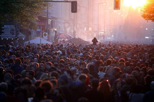 Berlin (Friedrichshain-Kreuzberg): 13. MyFest im Ortsteil Kreuzberg. Alljährlich findet am Maifeiertag das über die Grenzen Berlins hinaus bekannte Straßenfest statt. Zahlreiche Bühnen und Vorführungen bieten ein buntes und vielfältiges Programm. Rund 45.000 Besucher kamen um friedlich miteinander zu feiern. Den ganzen Tag blieb es entspannt auf der Oranienstraße, wie auch auf den Plätzen und Straßen der Umgebung. Mit Beginn der Dunkelheit ging es vereinzelt etwas ruppiger zu. Die Revolutionäre 1. Mai-Demo blieb überwiegend friedlich, es kam nur vereinzelt zu Festnahmen.