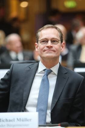 POLITIK Gedenkveranstaltung zum 70. Jahrestag der Beendigung des Zweiten Weltkriegs im Berliner Abgeordnetenhaus (150502) -- BERLIN, May 2, 2015 -- Berlin s Mayor Michael Mueller attends a memorial ceremony in commemoration of the 70th anniversary of the end of World War II in Berlin, Germany, May 2, 2015. ) GERMANY-BERLIN-COMMEMORATION ZhangxFan 