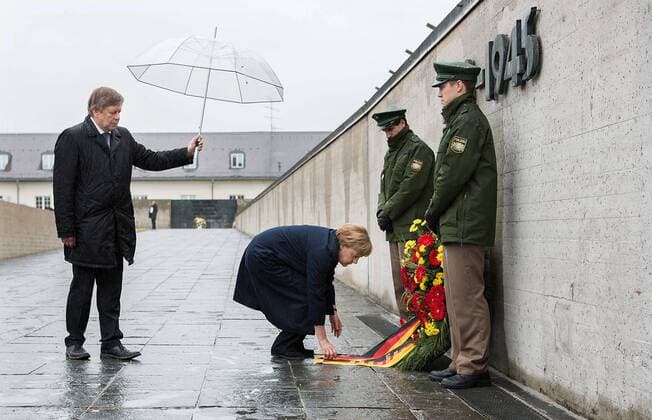 Mit einer Gedenkfeier wurde am Sonntag (03.05.2015) der Befreiung des Konzentrationslagers Dachau vor 70 Jahren gedacht. An dem Festakt in der KZ-Gedenkstaette nahmen Bundeskanzlerin Angela Merkel (M.) (CDU), der bayerische Ministerpraesident Horst Seehofer (CSU) und der Praesident des Zentralrates der Juden in Deutschland, Josef Schuster, teil. (Foto: Merkel legt am Internationalen Mahnmal einen Kranz nieder; li. Karl Freller MdL, Direktor Stiftung Bayerische Gedenkstaetten) Das KZ Dachau bei Muenchen wurde am 22. Maerz 1933 errichtet und bestand als einziges KZ waehrend der gesamten zwoelf Jahre der NS-Herrschaft. In Dachau und seinen Aussenlagern waren rund 200.000 Menschen aus ganz Europa inhaftiert, mindestens 43.000 wurden ermordet. Am 29. April 1945 befreiten US-Truppen rund 32.000 Ueberlebende des Lagers. (Siehe epd-Bericht vom 03.05.2015) Gedenkfeier zum 70. Jahrestag der Befr Copyright: epd-bild MichaelxMcKee EDITORIAL USE ONLY