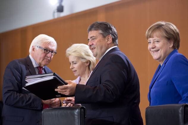 Deutschland, Berlin, Bundeskanzleramt, 58. Kabinettssitzung, Aussenminister Frank-Walter Steinmeier SPD, Verteidigungsministerin Ursula von der Leyen CDU, Wirtschaftsminister Sigmar Gabriel SPD, Bundeskanzlerin Angela Merkel CDU, 06.05.2015