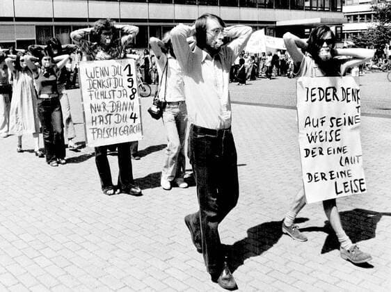 Demonstration gegen die Durchsuchungsaktionen im AStA-Gebäude an der Universität Göttingen, in Studentenwohnungen und in Druckereien 1977. Die Strafermittler suchten nach Hinweisen auf den anonymen Verfasser des sogenannten Göttinger Buback-Nachrufs . Der umstrittene Artikel (Titel: Buback - ein Nachruf ) in der Studentenzeitung Göttinger Nachrichten wurde von einem linken Studenten verfasst, der sich als sogenannter Stadtindianer verstand und sich nach einem Apachenstamm Ein Göttinger Mescalero nannte. In dem Text äußerte er zunächst seine spontane klammheimliche Freude über die Ermordung von Generalbundesanwalt Siegfried Buback durch RAF-Terroristen, entwickelte dann aber eine Argumentation gegen politische Morde. Viele Medien verschwiegen diese Kernaussage. Zwei Redakteure der Studentenzeitung wurden 1978 wegen Verunglimpfung des Andenkens Verstorbener und wegen Verunglimpfu