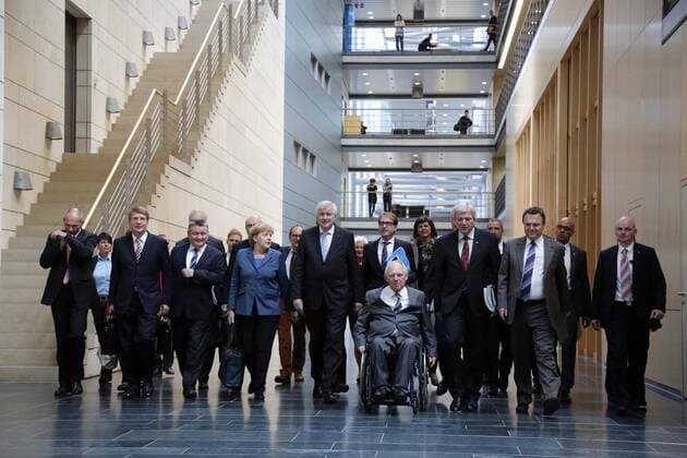 Die Vertreter von CDU CSU um 15:57 Uhr auf dem Weg zur 2. Runde der Sondierung zwischen CDU CSU und der SPD am Montag (14.10.2013) in Berlin in der parlamentarischen Vertretung . .