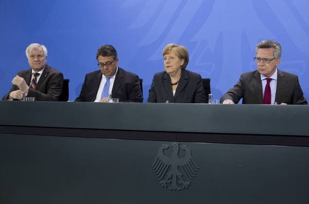 Deutschland, Berlin, Bundeskanzleramt, Gemeinsame Presseunterrichtung nach dem heutigen Gespräch zum Thema Asyl und Flüchtlinge durch v.l.n.r. Horst Seehofer CSU, Wirtschaftsminister Sigmar Gabriel SPD, Bundeskanzlerin Angela Merkel CDU, Innenminister Thomas de Maiziere CDU, 08.05.2015