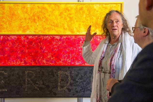 Weimar: Übergabe einer umgekehrten Deutschlandflagge von der Kölner Künstlerin Mary Bauermeister an das Stadtmuseum Weimar. Im Bild Mary Bauermeister