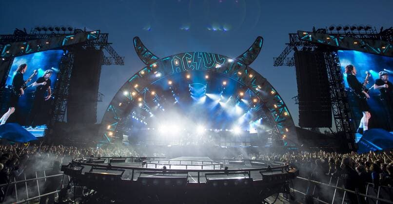 Die australische Rockband AC DC mit Sänger Brian Johnson (67, mit Mütze) und Gitarrist Angus Young (60, in Schuluniform) auf ihrer Rock Or Bust Tour vor rund 75.000 Fans in der Flutrinne Ostragehege Dresden. Unterstützt werden die Beiden von Stevie Young (Ersatz für den an Demenz erkrankten Malcolm), Cliff Williams (Bass) und Drummer Chris Slade (für Phil Rudd, der sich in Neuseeland wegen Morddrohungen verantworten muss).