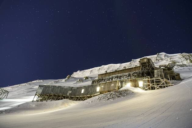  Stillgelegte Kohlemine Gruve 2, auch Santa Claus Mine, in der Polarnacht, Longyearbyen, Svalbard, Norwegen, Europa Copyright: imageBROKER/AndreasxAlexander iblaal04134136.jpg