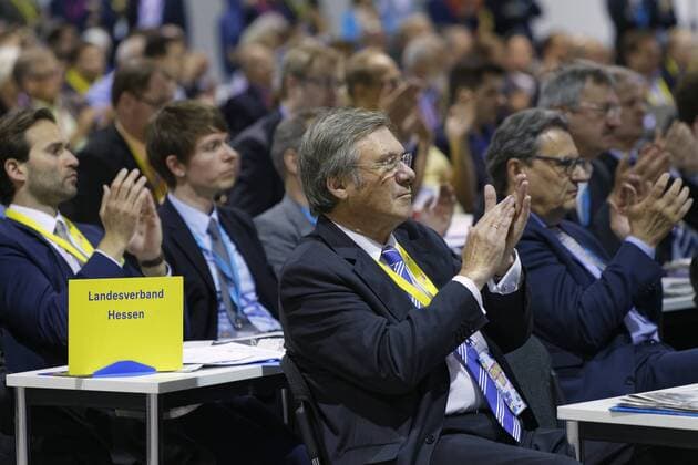 FDP-Bundesparteitag Berlin 2015-05-16, Berlin, Deutschland - 66. FDP-Bundesparteitag in der Station , dem alten Paketpostamt am U-Bahnhof Gleisdreieck. Im Bild der ehemalige Bundesvorsitzende Dr. Wolfgang Gerhardt unter den Delegierten des Landesverbands Hessen.