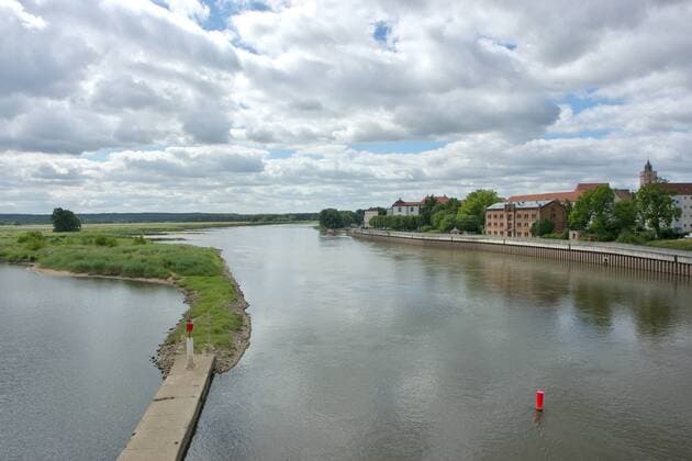 Die Oder bei Frankfurt Die Oder bei Frankfurt. Rechts im Bild der historische ehemalige Salzspeicher der Stadt und der Turm der Marienkirche. Die Staatsgrenze zwischen der Bundesrepublik Deutschland und Polen verläuft in der Mitte der Fahrrinne. Frankfurt (Oder), Brandenburg, Deutschland, 23.06.2014 Copyright: JOKER Karl-HeinzxHick JOKER140623070445