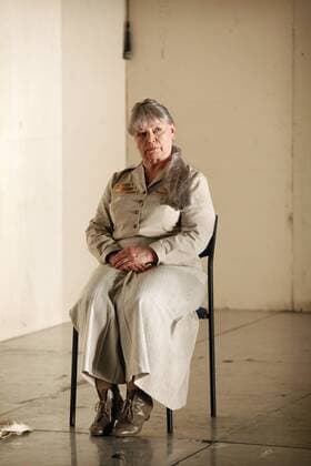 drama-berlin.de 18.05.2015 Muenchner Kammerspiele MUTTER COURAGE UND IHRE KINDER (von Bertolt Brecht und Paul Dessau), Regie und Buehne: Thomas Schmauser, Musikalische Leitung: Ivica Vukelic, Kostueme: Estelle Cassani, Premiere am 20.05.2015 im Werkraum. Szene mit Ursula Werner. Muenchner Kammerspiele MOTHER COURAGE AND HER CHILDREN by Bertolt Brecht and Paul Dessau, directed and stage designed by Thomas Schmauser, conducted by Ivica Vukelic, costumes design Estelle Cassani, opening May 20, 2015 at the Werkraum. Scene with Ursula Werner. Predieri drama-berlin.de