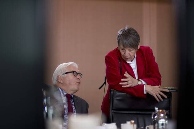 Steinmeier, Hendricks, Kabinettssitzung DEU, Deutschland, Germany, Berlin, 20.05.2015 Frank-Walter Steinmeier, Bundesaussenminister SPD, und Barbara Hendricks, Bundesumweltministerin SPD (v.l.n.r.), vor der Kabinettssitzung im Berliner Kanzleramt. Frank-Walter Steinmeier, German Foreign minister SPD, and Barbara Hendricks, German Environment Minister SPD (f.lt.r) during a cabinet meeting at the chancellor office in Berlin