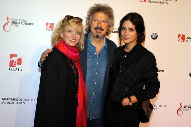 Wolfgang Niedecken mirt Ehefrau Tina und Tochter Isis Deutscher Musikautorenpreises 2015 im Hotel Ritz Carlton in Berlin am 21.05.2015 pixelpress