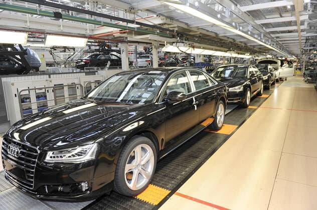 eine fertiggestellte Audi A8 Limousine laeuft vom Band, Karosserie,Vermessung,Ueberpruefung der Spaltmasse,Endkontrolle,Kontrolle, Qualitaetskontrolle,,Aluminium,Alu, Fertigung,Audi Produktion,Fliessband, Automobilindustrie,Auto,Automarke,Autoproduktion,Karosseriebau Karosserie,Automobilbau,Fliessbandfertigung,Produktion,Fertigung,Montageband,am Werk Neckarsulm,21.05.2015.