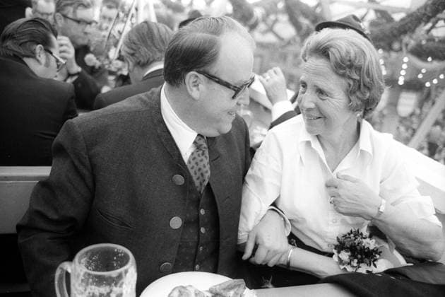 Eröffnung der Wiesn 1975 in München, Deutschland: Josef Ertl (li., Bundesminister für Ernährung, Landwirtschaft und Forsten) neben Gertrud Goppel