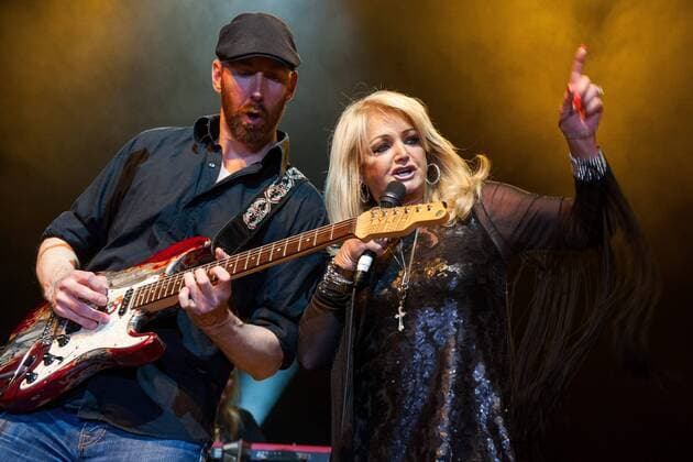 Erfurt Messe Erfurt MDR Kultnacht 2015 - Bonnie Tyler Mit ihrem zweiten Album Natural Force und dem Hit It s a heartache gelang der Sängerin aus Wales 1978 der internationale Durchbruch. Die Single landete in Frankreich und Australien auf Platz eins, in Deutschland auf Platz zwei sowie in Großbritannien und den USA in den Top Ten. Weitere Meilensteine ihrer Karriere: In den 1990er-Jahren arbeitete sie mit Dieter Bohlen zusammen, 2013 trat sie für Großbritannien beim Eurovision Song Contest mit Believe in me auf. im Bild: Bonnie Tyler mit Band MDR Kultnacht 2015 Messe Erfurt