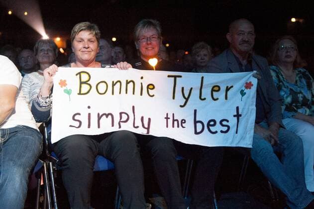 Erfurt Messe Erfurt MDR Kultnacht 2015 - Bonnie Tyler Mit ihrem zweiten Album Natural Force und dem Hit It s a heartache gelang der Sängerin aus Wales 1978 der internationale Durchbruch. Die Single landete in Frankreich und Australien auf Platz eins, in Deutschland auf Platz zwei sowie in Großbritannien und den USA in den Top Ten. Weitere Meilensteine ihrer Karriere: In den 1990er-Jahren arbeitete sie mit Dieter Bohlen zusammen, 2013 trat sie für Großbritannien beim Eurovision Song Contest mit Believe in me auf. im Bild: Bonnie Tyler Fans MDR Kultnacht 2015 Messe Erfurt