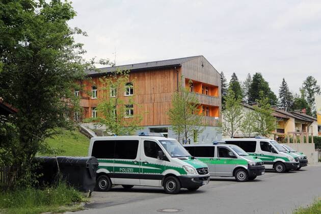 Knapp eine Woche vor dem G7-Gipfel auf Schloß Elmau ist die Polizei auch in den Straßen der Nachbargemeinde Oberammergau sehr präsent. Insgesamt sollen mehr als 10.000 Beamte in der Region im Einsatz sein. Polizeifahrzeuge stehen vor der Jugendherberge Oberammergau. Polizei in Oberammergau