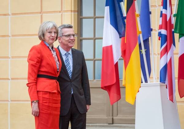 G6 - Innenministertreffen auf Schloss Moritzburg Bundesinnenminister Dr. Thomas de Maiziere begruesst auf dem roten Teppich vor dem Moritzburger Schloss die Innenministerin von Grossbritanien, Theresa May. Im Schloss Moritzburg findet das G6 - Innenministertreffen statt. Bundesinnenminister Dr. Thomas de Maiziere wird sich am 1. und 2. Juni 2015 mit seinen Amtskollegen aus Frankreich, Italien, Polen, Spanien und dem Vereinigten Königreich (G6) sowie dem EU-Innenkommissar zu politischen Beratungen auf Schloss Moritzburg bei Dresden treffen. Im Verlauf der Gespräche wird Minister de Maiziere zusätzlich den Minister für Heimatschutz, Jeh Johnson, und die Justizministerin der Vereinigten Staaten von Amerika, Loretta Lynch, begrüßen.