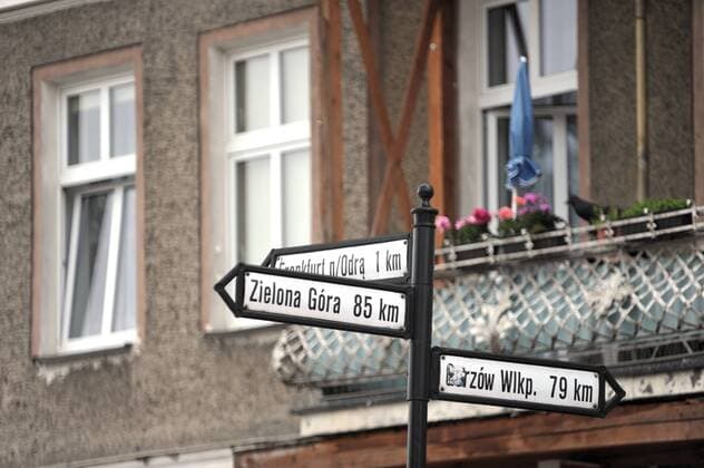 Zwischen Frankfurt Oder und Slubice liegt die Grenze zwischen Deutschland und Polen. Ein Hinweisschild in Slubice weisst auf die Entfernung u.a. nach Frankfurt n Odra hin. Slubice im Grenzgebiet Polen Deutschland