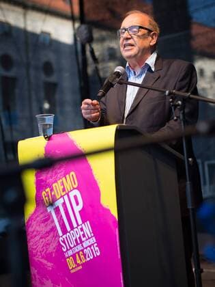 G7- Großdemo München Der schweizer Soziologe und Globalisierungskritiker Jean Ziegler spricht auf der Großdemonstration TTIP stoppen! Klima retten! Armut bekämpfen! gegen den G7-Gipfel in Elmau.