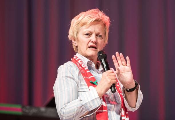 Die Gruenen-Politikerin Renbate Kuenast am Donnerstag (04.06.15) bei einer Podiumsdiskussion zum Thema Wie viel Ethik vertraegt das Geschaeft? beim evangelischen Kirchentag in Stuttgart. Bis Sonntag stehen beim evangelischen Kirchentag in Stuttgart mehr als 2.500 Veranstaltungen auf dem Programm, 97.000 Dauergaeste werden erwartet. Das Motto des Kirchentags stammt aus dem biblischen Psalm 90 und lautet: damit wir klug werden . Renate Kuenast beim Kirchentag in Stuttgart Copyright: epd-bild ThomasxLohnes EDITORIAL USE ONLY