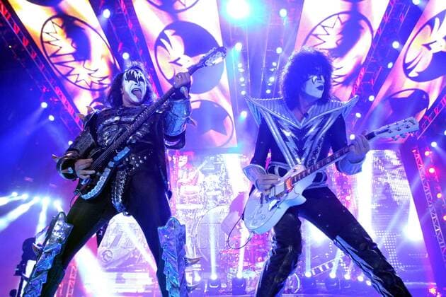 KISS. Sänger und Bassist Gene The Demon Simmons links und Gitarrist Tommy The Spaceman Thayer ( Kiss ) während eines Konzertes im Rahmen ihrer 40th Anniversary Tour 2015 am 04.06.2015 vor ca. 8.000 Fans in der Arena Leipzig.