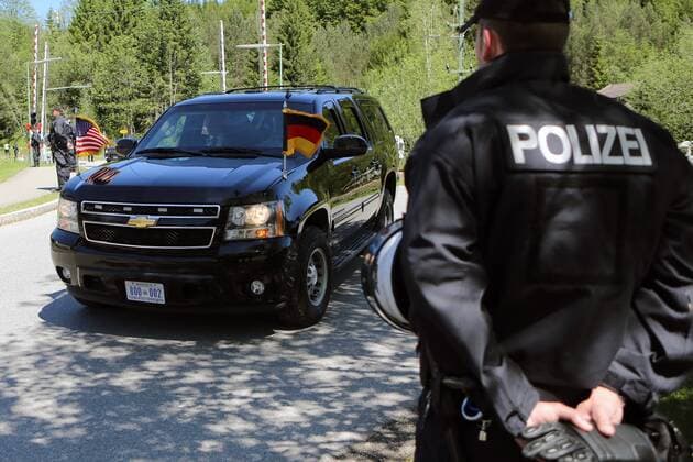 Sicherheitsvorkehrungen im Dorf Klais am Rande der Sicherheitszone 2 während der Anfahrt der Delagationen von US Präsident Obama und Bundeskanzlerin Merkel. Der Konvoi von US-Präsident Barack Obama unterwegs durch Klais in Richtung Schloß Elmau. G7 Gipfel Klais