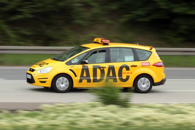 ADAC Pannenhilfe Einsatzfahrzeug unterwegs auf der Autobahn A5 mm Frankfurter Kreuz, Hessen, Deutschland