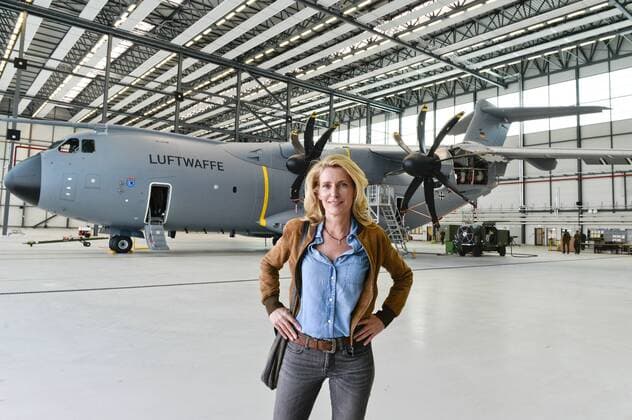 Maria Furtwängler beim Fototermin am Set des ARD-Krimis Tatort - Spielverderber (AT) beim Lufttransportgeschwader 62 auf dem Fliegerhorst Wunstorf. Wunstorf, 11.06.2015 Foto:xH.xFrostx xFuturexImage