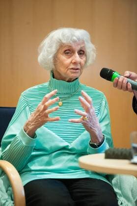 Die Schoa-Überlebende Eva Fahidi-Pusztai sprach in der Berliner Botschaft ihres Landes (Ungarn) mit jungen Erwachsenen.