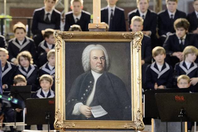 Eines der beruehmtesten Portraets des Komponisten Johann Sebastian Bach (1685-1750) ist nach Leipzig zurueckgekehrt. Am Freitagabend (12.06.15) wurde das Werk des Kunstmalers Elias Gottlob Haussmann (Haußmann) aus dem Jahr 1748 anlaesslich der Eroeffnung des Bachfestes in der Nikolaikirche praesentiert. Das Haussmann-Portraet gilt als das einzig authentische, nach dem lebenden Objekt gemalte Bildnis Bachs. Das Bild zeigt Bach im Alter von etwa 60 Jahren mit einer eigenen Komposition, dem Canon triplex a 6 Voc: per J. S. Bach in der Hand. Das Bach-Archiv hat das Gemaelde aus dem Nachlass des amerikanischen Musikwissenschaftlers William H. Scheide erhalten, der im November 2014 verstorben war. Der Wert wird mit 2,5 Millionen Euro beziffert. (Siehe epd-Meldung vom 12.06.15) Zurueckgekehrtes Bach-Portraet erstmals der Oeffentlichkeit praesentiert Copyright: epd-bild JensxSchlueter EDITORIAL USE ONLY