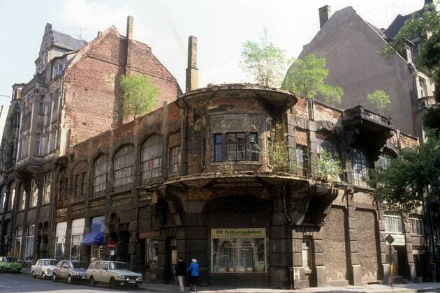 Bewachsene Ruine in Leipzig 11 1990