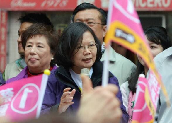 TAIPEI, Taiwan - Democratic Progressive Party Chairwoman and presidential candidate Tsai Ing-wen (C) calls for support in Taipei on Jan. 13, 2012, a day before Taiwan s presidential election.  0113027