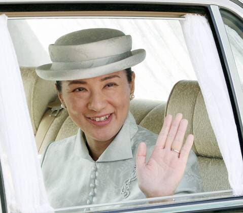 TOKYO, Japan - Crown Princess Masako waves as she arrives at the Imperial Palace in Tokyo to greet Emperor Akihito and Empress Michiko on the occasion of her 47th birthday on Dec. 9, 2010. (Pool photo)  1209011