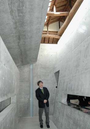Architektur von Tadao Ando OSAKA, Japan - Architect Tadao Ando tours Ando Museum, a museum dedicated to his works, on Naoshima, an island in Kagawa Prefecture, on March 9, 2013.  0309013