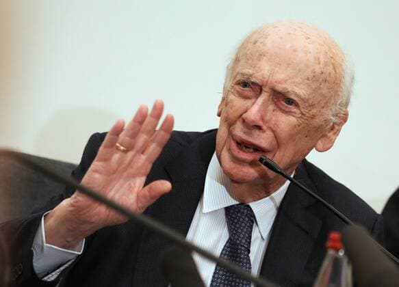 IMAGO History, Entdeckung der Doppelhelixstruktur der DNA: 1953 MOSCOW, RUSSIA. JUNE 17, 2015. American molecular biologist, geneticist and zoologist James Watson, laureate of the 1962 Nobel Prize in Physiology or Medicine for their discoveries concerning the molecular structure of nucleic acids , seen during his open lecture titled From the DNA structure to oncological diseases treatment in the Great Hall of the Russian Academy of Sciences (RAS). Anton Novoderezhkin TASS  TS0060B1