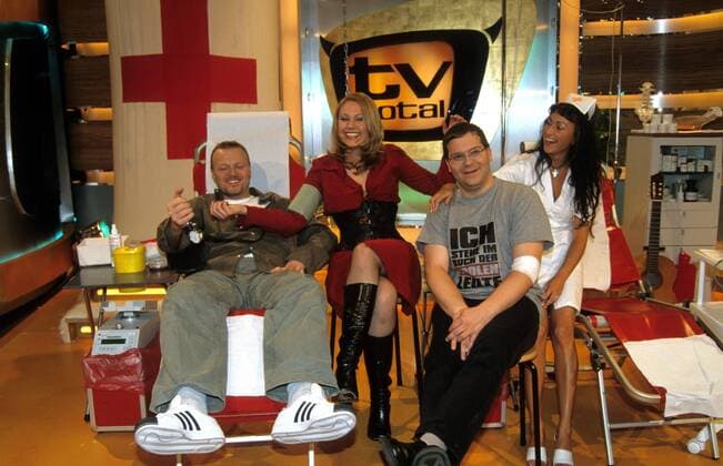 Stefan Raab, l-r, Ruth Moschner, Elton und Schwester Isabel aus Giessen im TV Total Studio am 01.11.2001 in Köln.