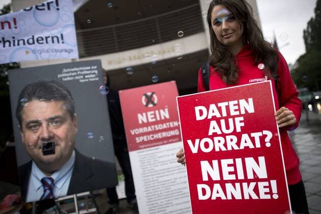 Protest Vorratsdatenspeicherung DEU, Deutschland, Germany, Berlin, 20.06.2015 Plakat Vorratsdatenspeicherung Nein und Foto Sigmar Gabriel, Bundesminister fuer Wirtschaft und Energie und Vorsitzender der SPD, gegen die Vorratsdatenspeicherung anlaesslich vom Parteikonvent, Kleiner Parteitag, vor dem Willy-Brandt-Haus, der Parteizentrale der SPD, in Berlin. Poster with photo Sigmar Gabriel, Chairman of Germany s Social Democratic Party SPD, against the surveillance policy of the SPD during a party convention of the SPD in front of the headquarters of Germany s Social Democratic Party SPD in Berlin.